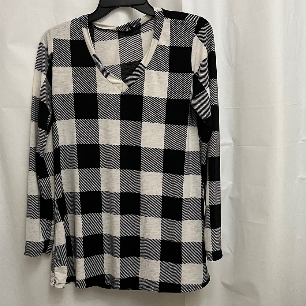 Black and White Buffalo Plaid V-neck  Long Sleeve Top